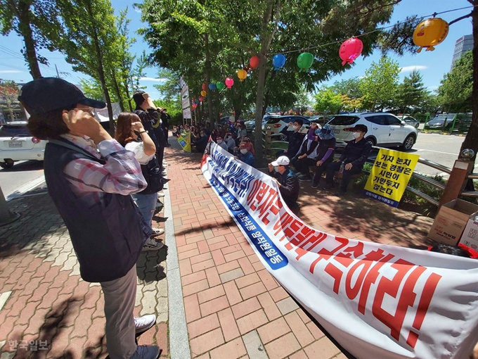 삼화식품 노조원들이 성서경찰서 앞에서 "허위 사실을 주도한 전직 간부의 수사를 촉구하라"는 구호를 외치고 있다. 김민규 기자 whitekmg@hankookilbo.com