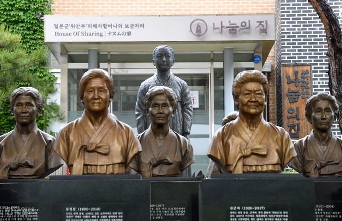 [저작권 한국일보] 지난 19일 경기 광주시 퇴촌면 일본군 위안부 피해자 할머니의 보금자리인 나눔의 집에 사람들의 발길이 끊긴 채 돌아가신 할머니들의 흉상과 소녀상이 자리를 지키고 있다. 홍인기 기자