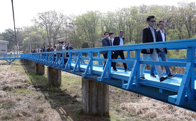 지난해 5월 1일 판문점 공동경비구역(JSA)에서 안보견학 중인 관광객들이 도보다리를 건너고 있다. 한국일보 자료사진