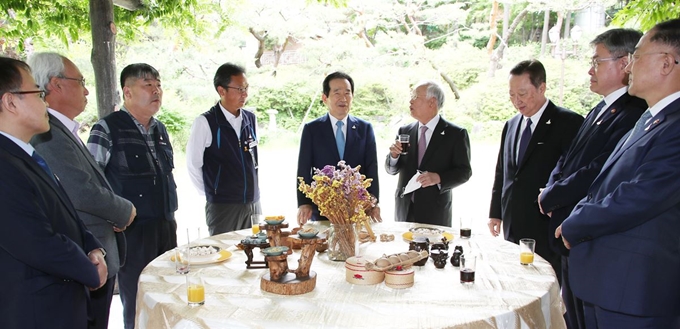 정세균 국무총리가 20일 오후 서울 삼청동 총리공관에서 열리는 '신종 코로나바이러스 감염증(코로나19) 위기 극복을 위한 노사정 사회적 대화' 참석자들과 대화하고 있다. 연합뉴스