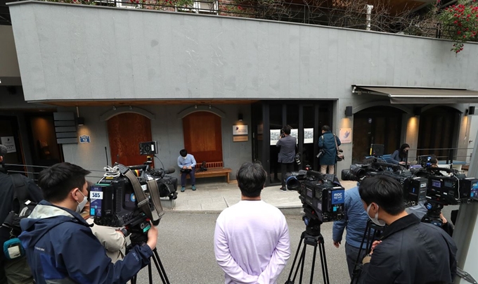 20일 오후 검찰의 압수수색이 진행 중인 서울 마포구 정의기억연대 사무실 앞에 취재진이 대기하고 있다. 연합뉴스