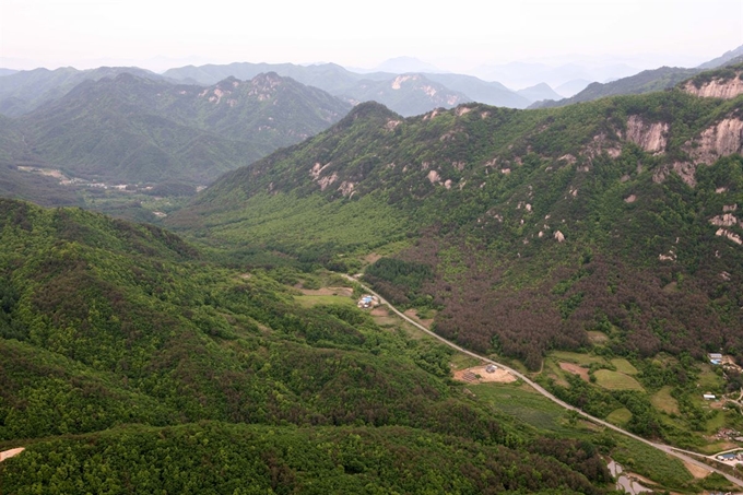 경북 문경시 문경읍 관음리와 충주시 상모면 미륵리를 잇는 하늘재 옛길. 문경시 제공