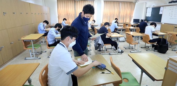 신종 코로나바이러스 감염증(코로나19)으로 미뤄졌던 2021학년도 전국연합학력평가가 실시된 21일 전북 전주시 호남제일고등학교에서 고3 학생들이 수능 모의평가를 치르고 있다. 뉴스1