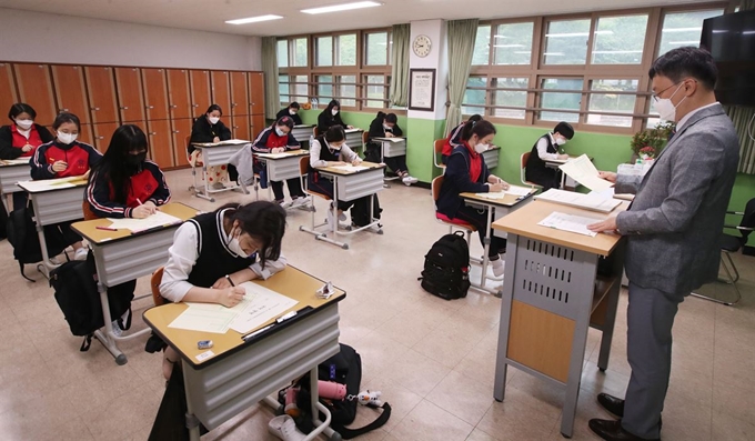 전국연합학력평가가 실시된 21일 오전 부산 수영구 덕문여자고등학교 고3 학생들이 수능 모의평가를 치르고 있다. 뉴스1