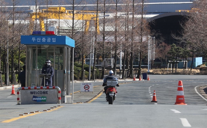 지난 3월 경남 창원시 성산구 두산중공업 정문 안으로 오토바이가 들어가는 모습. 창원=연합뉴스