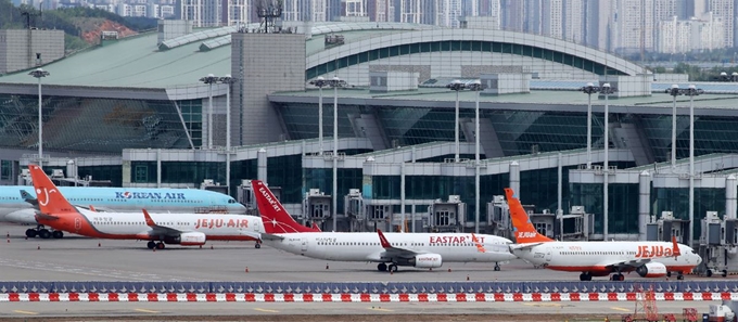 19일 인천국제공항 주기장에 대표적인 저비용항공사(LCC) 제주항공 여객기와 이스타 항공 여객기가 대기하고 있다. 영종도=뉴시스