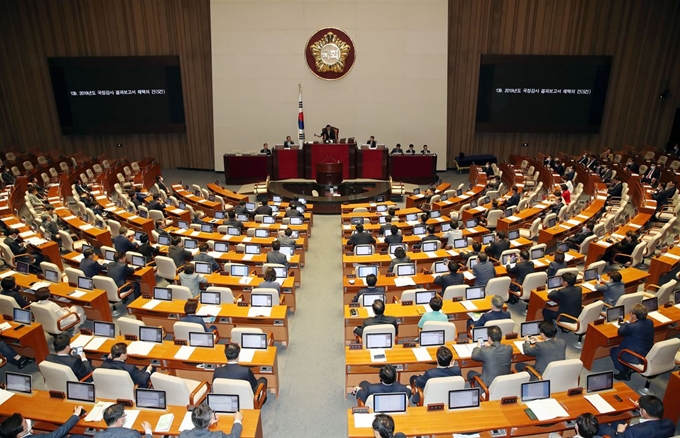 문희상 국회의장이 20일 국회 본회의장에서 20대 국회의 마지막 본회의를 마치고 산회를 선포하고 있다. 연합뉴스