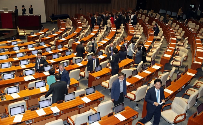 20일 국회 본회의장에서 열린 제378회 국회(임시회) 제1차 본회의를 마친 의원들이 본회의장을 나서고 있다. 연합뉴스