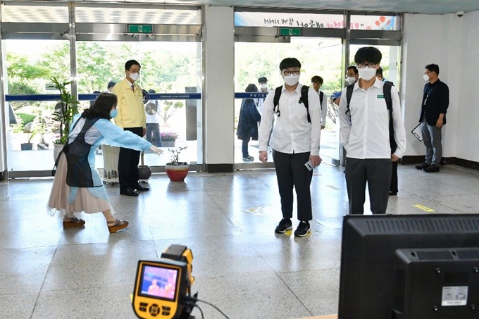 경북지역 한 고등학교 3학년 학생들이 등교하면서 열화상카메라를 통해 발열검사를 하고 있다. 경북교육청 제공