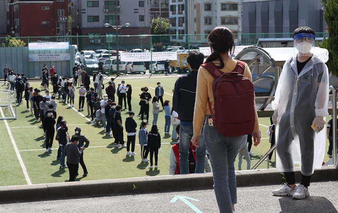 20일 인천 미추홀구청 운동장에 마련된 선별진료소에 신종 코로나바이러스 감염증(코로나19) 검사 받으러 온 시민들이 줄지어 들어서고 있다. 연합뉴스