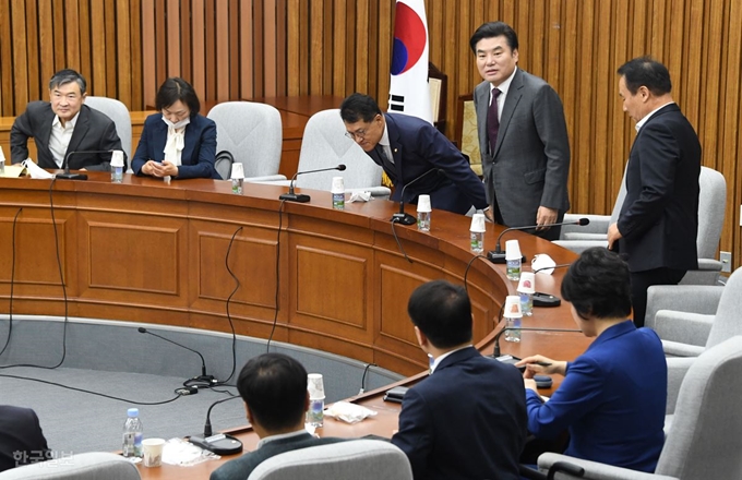 원유철 대표가 미래통합당과 합당 논의를 위해 비공개로 21대 당선자와의 간담회에 참석하고 있다. 오대근 기자