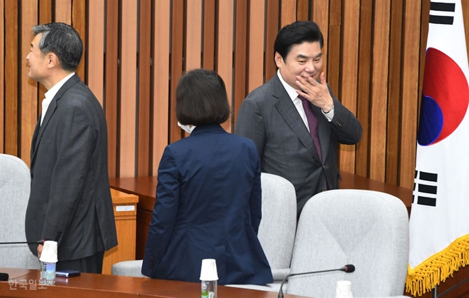 원유철 대표가 곤혹스러운 표정으로 비공개로 열린 당선자와의 간담회에서 인사 후 자리로 향하고 있다. 오대근 기자