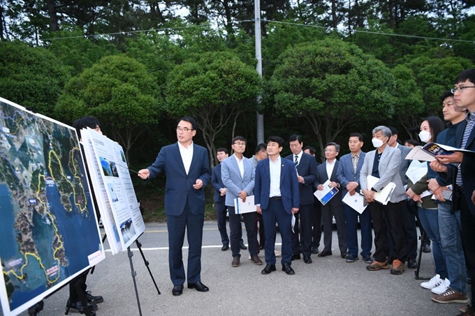 장충남(왼쪽) 경남 남해군수가 21일 남해군 서면 직장리에서 열린 남해~여수간 해저터널 건설사업에 대한 기획재정부 예비타당성조사 현장답사에서 터널 건설사업 효과와 필요성 등을 설명하고 있다. 남해군 제공