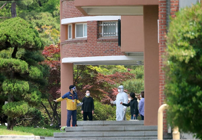 고3 학생 1명이 신종 코로나바이러스 감염증(코로나19) 확진 판정을 받은 대구농업마이스터고에서 학교와 방역당국 관계자들이 학교를 폐쇄한 채 분주히 움직이고 있다. 뉴스1