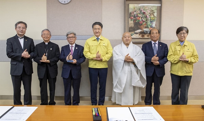 한국종교지도자협의회 소속 종단 지도자들이 21일 보건복지부를 찾아 박능후(왼쪽 네 번째) 복지부 장관, 정운경(맨 오른쪽) 질병관리본부장 등과 함께 의료진 응원 캠페인인 '덕분에 챌린저' 참여용 기념 사진을 찍고 있다. 보건복지부 제공