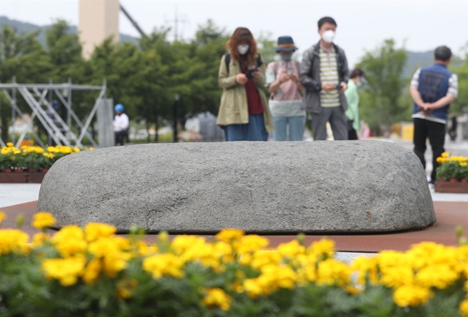 노무현 전 대통령 11주기 추도식을 하루 앞둔 22일 오전 경남 김해 봉하마을 노무현 전 대통령 묘역에 참배객 발길이 이어지고 있다. 김해=연합뉴스