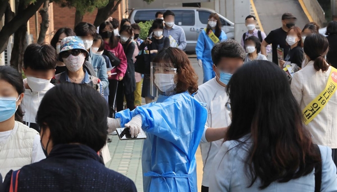 '2020년도 제1회 초중고졸 학력인정 검정고시'가 실시된 23일 서울 용산구 선린중학교 고사장에서 응시생들이 거리두기를 지키며 입실하고 있다. 뉴스1