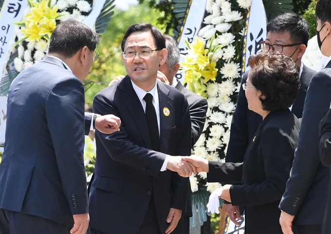 23일 오전 경남 김해시 진영읍 봉하마을에서 열린 노무현 전 대통령 서거 11주기 추도식 종료 후 권양숙 여사(오른쪽)와 주호영 미래통합당 원내대표가 악수하고 있다. 주 원내대표 왼쪽은 김태년 더불어민주당 원내대표. 김해=연합뉴스