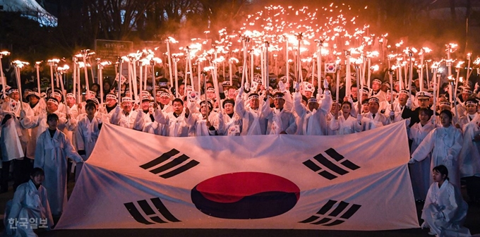 인간이 더불어 살아가는 존재인 이상 공화주의는 인류의 ‘오래된 미래’다. 공화주의에 의해 민주주의도 공고해질 수 있다. 독립 운동인 3ㆍ1운동은 동시에 공화주의 운동이었다. 3ㆍ1운동 100주년을 하루 앞둔 지난해 2월 28일 충남 천안 유관순 열사 사적지 앞에서 열린 아우내 봉화제의 참석자들이 횃불을 들고 운동 당시를 재연하고 있다. 한국일보 자료사진