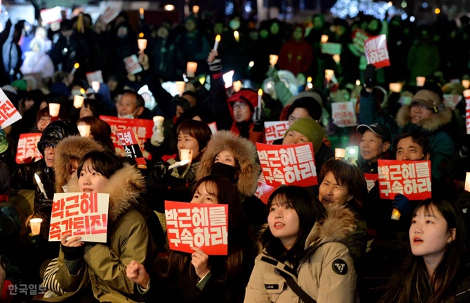 ‘촛불혁명’에 의한 박근혜 정권의 붕괴는 주권이 시민에게 있다는 사실을 극적으로 드러냈다. 이제 민주주의가 공화주의로 보완돼야 할 때다. 박근혜 대통령 탄핵 소추안이 국회를 통과한 2016년 12월 9일 서울 광화문광장 촛불집회에 참가한 시민들의 표정이 밝다. 한국일보 자료사진