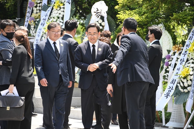 23일 오전 경남 김해시 진영읍 봉하마을에서 열린 노무현 전 대통령 서거 11주기 추도식 종료 후 김태년 더불어민주당 원내대표와 주호영 미래통합당 원내대표가 대화를 나누고 있다. 뉴스1