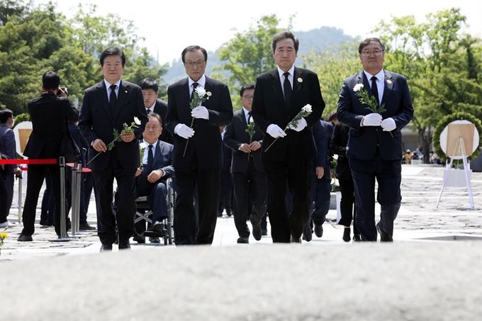 23일 오후 경남 김해시 진영읍 봉하마을에서 열린 고 노무현 전 대통령 서거 11주기 추도식에서 더불어민주당 박병석 의원(왼쪽부터), 이해찬 대표, 이낙연 코로나19국난극복위원장, 김태년 원내대표가 노 전 대통령 묘역에 헌화하고 있다. 뉴스1