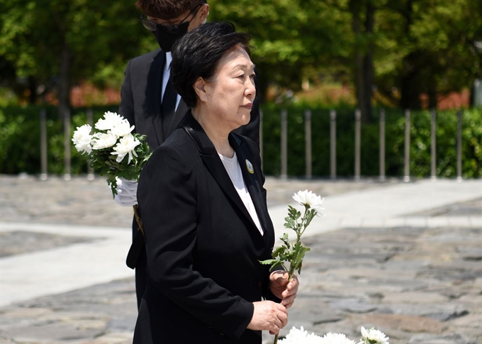 한명숙 전 국무총리가 23일 오전 경남 김해시 봉하마을에서 열린 고(故) 노무현 전 대통령 서거 11주기 추도식에서 헌화하고 있다. 이날 한 전 총리는 과거 유죄 판결을 받은 뇌물수수 사건과 관련해 '검찰의 수사가 무리했다'는 취지로 자신의 결백을 재차 호소한 것으로 전해졌다. 검찰 개혁과 더불어 여권을 중심으로 고개를 드는 '재조사' 요구도 더욱 탄력을 받을 전망이다. 뉴스1