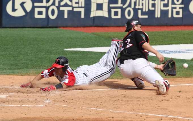 LG 정근우가 3회말 유강남의 우익수 뜬공 때 홈에서 슬라이딩을 하고 있다. 연합뉴스