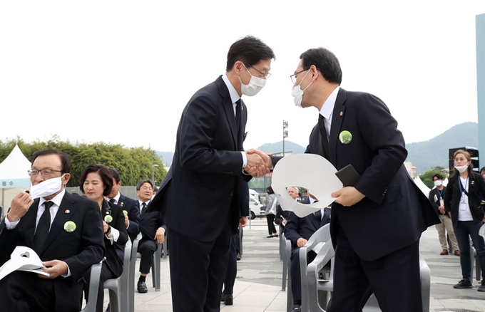 김경수 경남도지사와 미래통합당 주호영 원내대표(오른쪽)가 18일 오전 광주광역시 동구 옛 전남도청 앞에서 열린 제40주년 5·18 민주화운동 기념식에서 악수하고 있다. 광주=왕태석 선임기자