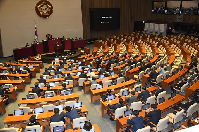 이달 8일 국회 본회의장에서 대한민국 헌법 개정안에 대한 상정에 이어 투표가 진행되고 있다. 오대근 기자