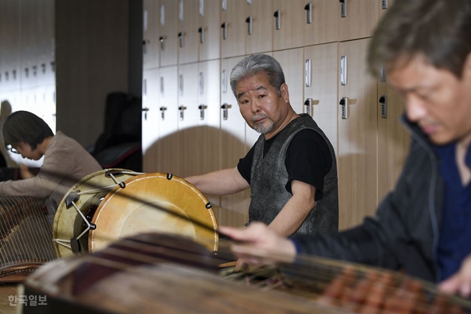 사물놀이의 창시자인 김덕수 명인이 20일 오후 서울 종로구 세종문화회관에서 자신의 인생을 다룬 음악극 ‘김덕수전’을 연습하고 있다. 이한호 기자