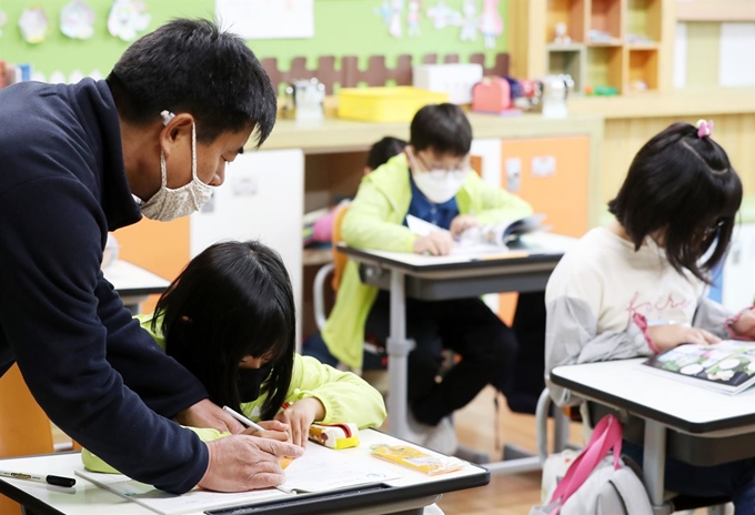 지난 20일 강원 춘천 추곡초에서 학생들이 1교시 수학 수업을 하고 있다. 교육부는 모든 학생이 등교해도 생활 속 거리두기가 가능한 지역의 전교생 60명 이하 소규모 학교는 교육부 일정보다 조기에 등교수업이 가능하도록 했다. 춘천=연합뉴스