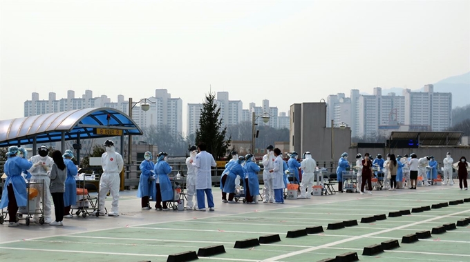 지난달 1일 직원과 환자의 신속한 검체 채취를 위해 의정부 성모병원에 마련된 10여개의 검체 채취장이 길게 늘어서 있다. 뉴시스