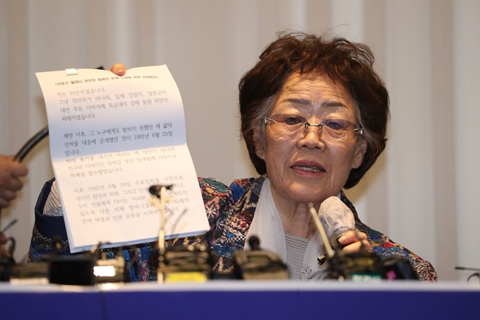 일본군 위안부 피해자 이용수 할머니가 25일 대구 수성구 만촌동 인터불고 호텔에서 기자회견을 하고 있다. 대구=왕태석 선임기자