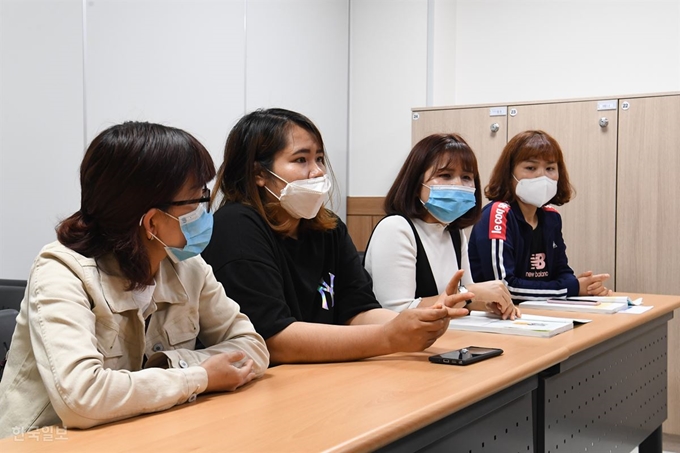 [저작권 한국일보] 이천 다문화센터에서 이주 여성들이 원격으로 이뤄지는 한국어 교육을 들은 소감을 말하고 있다. 왼쪽부터 팜티반안(37), 웅우옌티러이(27), 뜨응티디엠친(34), 딘티후옌(30)씨. 정준희 인턴기자