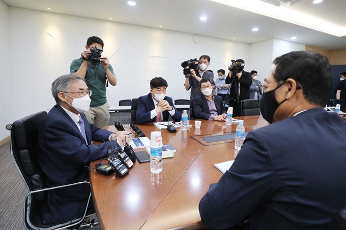 25일 서울 강남구 야구회관에서 강정호 징계에 대한 한국야구위원회(KBO) 상벌위원회가 열리고 있다. 연합뉴스