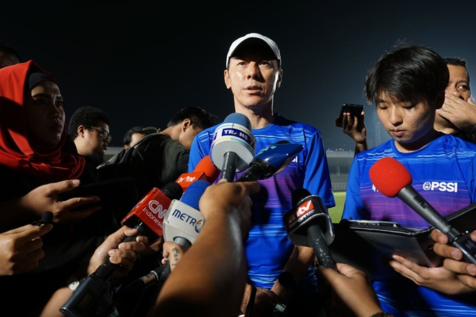 신태용 인도네시아 축구 국가대표팀 감독이 2월 14일 밤 자카르타 마드야 경기장에서 자신이 발탁한 국가대표 선수들과의 첫 소집훈련을 마치고 현지 기자들의 질문에 답하고 있다. 자카르타=고찬유 특파원