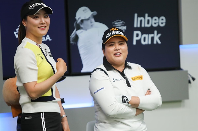 25일 오후 대전시 유성구 골프존 조아마루에서 열린 '골프존 LPGA 매치플레이 챌린지'에서, 박인비(오른쪽),유소연이 리디아 고, 퍼닐라 린드버그의 경기 모습을 화면으로 보고 있다. 연합뉴스