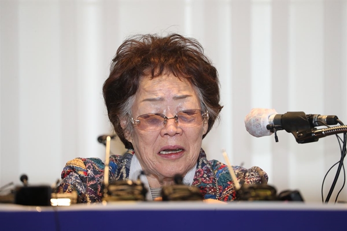 일본군 위안부 피해자 이용수 할머니가 25일 오후 대구 수성구 만촌동 인터불고 호텔에서 열린 기자회견에서 발언하고 있다. 대구=왕태석 선임기자