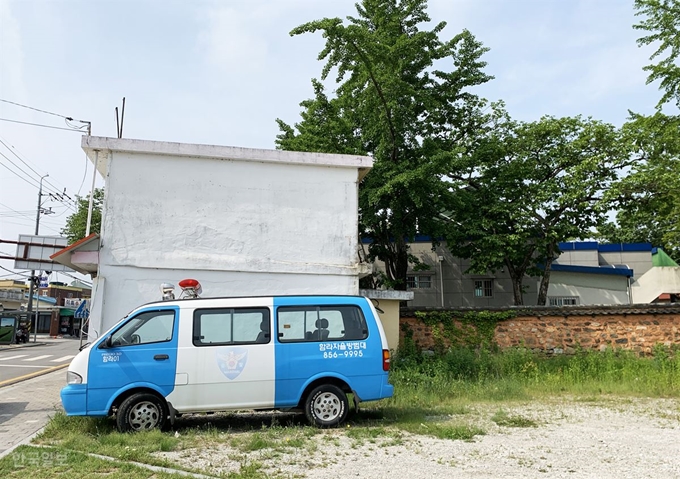 도로변 함라자율방범대 건물 옆에 서 있는 차량도 색이 바랜 장난감처럼 보인다. 바로 뒤부터 황토 담장이 이어진다.