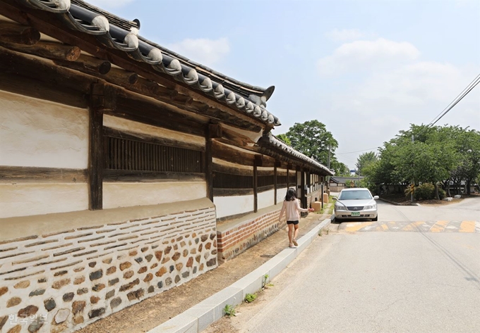 김병순 고택의 행랑채 겸 담장은 50m가 넘는다. 국가민속문화재로 지정됐지만 내부를 볼 수 없어 아쉽다.