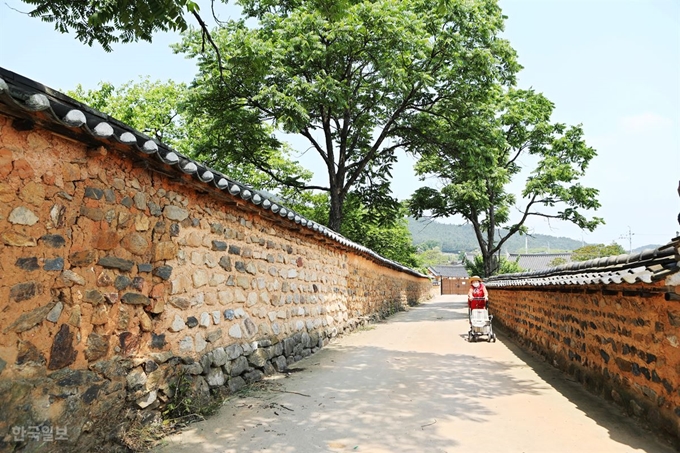 함라마을 김병순 고택(왼쪽) 담장 골목. 끝에 보이는 한옥이 함라노소 건물이다.