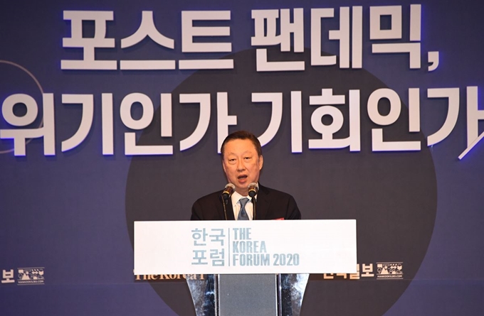 박용만 대한상공회의소 회장이 26일 서울 중구 신라호텔에서 열린 ‘2020한국포럼’ 개막식에서 축사를 하고 있다. 오대근 기자