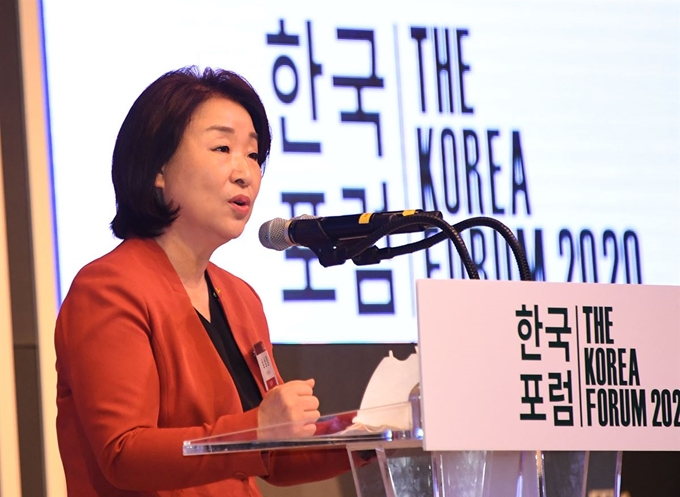 26일 서울 중구 신라호텔에서 열린 ‘2020 한국포럼’에 참석한 심상정 정의장 대표가 축사를 하고 있다. 오대근 기자