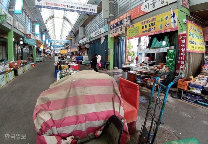 [저작권 한국일보]코로나19 확진자가 발생한 경북 구미시 원평동 중앙시장내 상가가 밀집해 있는 곳에 사람이 없어 썰렁한 모습이다. 추종호 기자