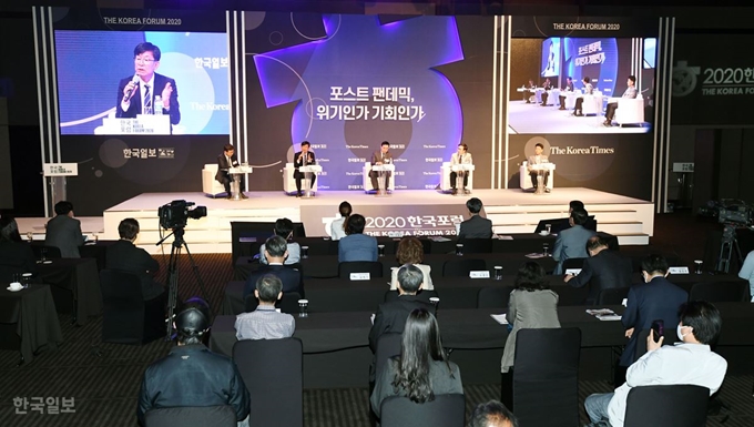 [저작권 한국일보] 26일 서울 중구 신라호텔에서 '포스트 펜데믹, 위기인가 기회인가'라는 주제로 2020 한국포럼이 열린 가운데 '한국경제, 어디로 갈 것인가'에 대한 내용으로 토론회가 진행되고 있다. 홍인기 기자