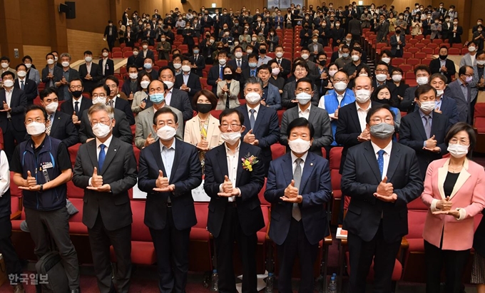 이용득 더불어민주당 의원이 ‘한국형 노동회의소를 꿈꾸다' 출판기념회를 하며 박원순 서울시장, 이재명 경기도지사 등 참석자들과 코로나 의료진에 대한 감사의 뜻을 담아 '덕분에 챌린지'를 동참 하고 있다.. 오대근기자