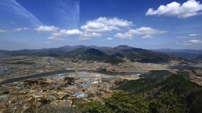 전남 구례군 오산에서 내려다본 섬진강과 구례읍내 전경. 연합뉴스