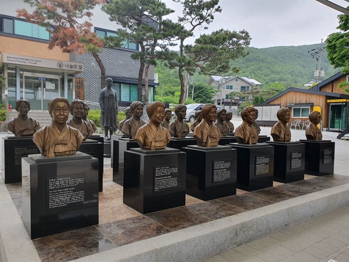 26일 오전 경기 광주시 퇴촌면 일본군 위안부 피해자 할머니의 보금자리인 나눔의 집에 거주하던 할머니 한 분이 별세했다. 나눔의 집 앞에 설치된 돌아가신 할머니들의 흉상과 소녀상 모습. 임명수 기자