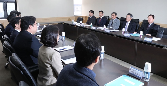 고위공직자 범죄수사처(공수처) 설립준비단 남기명(오른쪽) 단장이 3월10일 오전 서울 세종로 정부서울청사에서 열린 첫 회의를 주재하고 있다. 연합뉴스.